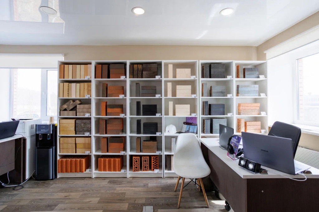 Шоурум: образцы кирпича и блоков в офисе Кирпич73